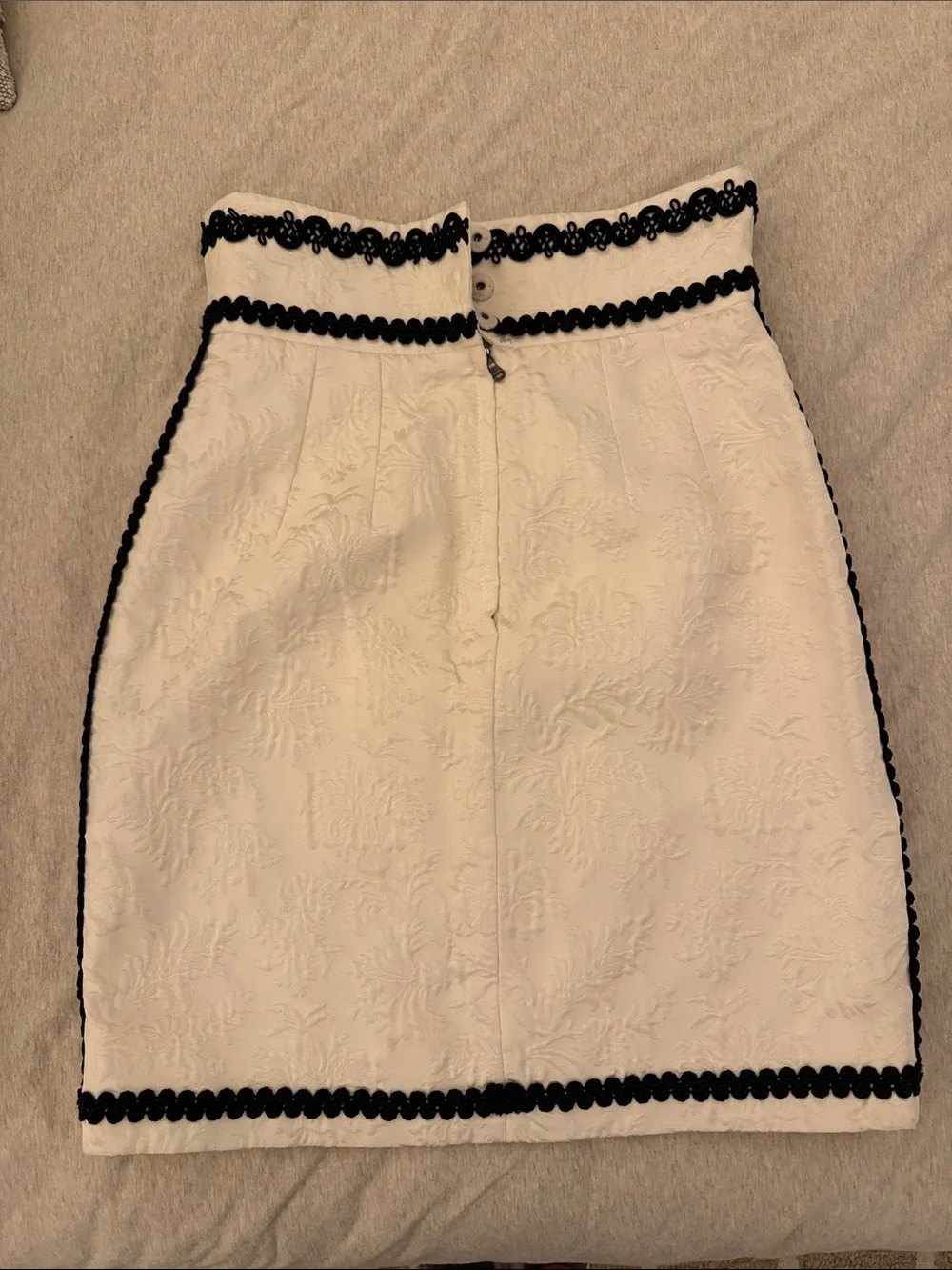 Dolce & Gabbana White Mini Skirt with Black Trim - Picture 3 of 7